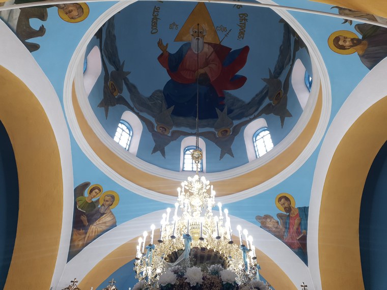 Cupola pictată și policandrul