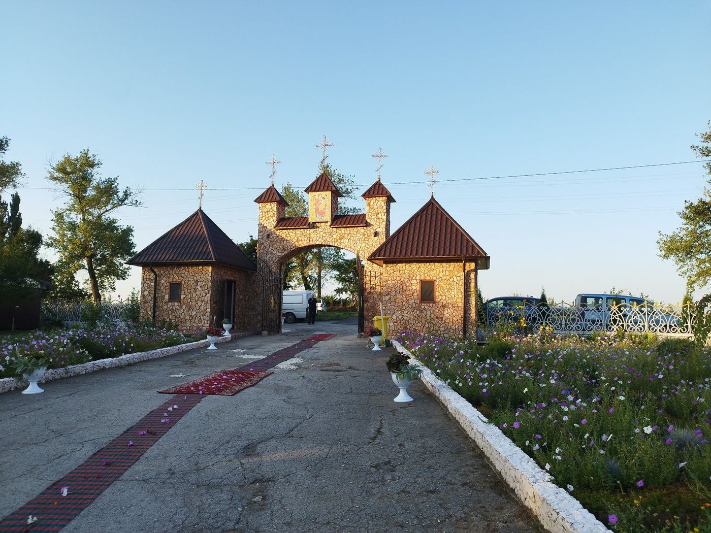 Poarta mănăstirii, cu turnuri de piatră