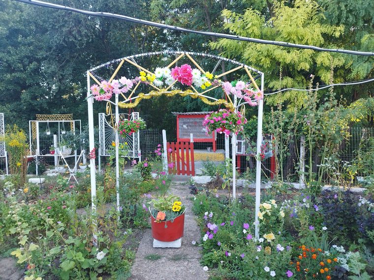 Arcul de flori din grădina mănăstirii