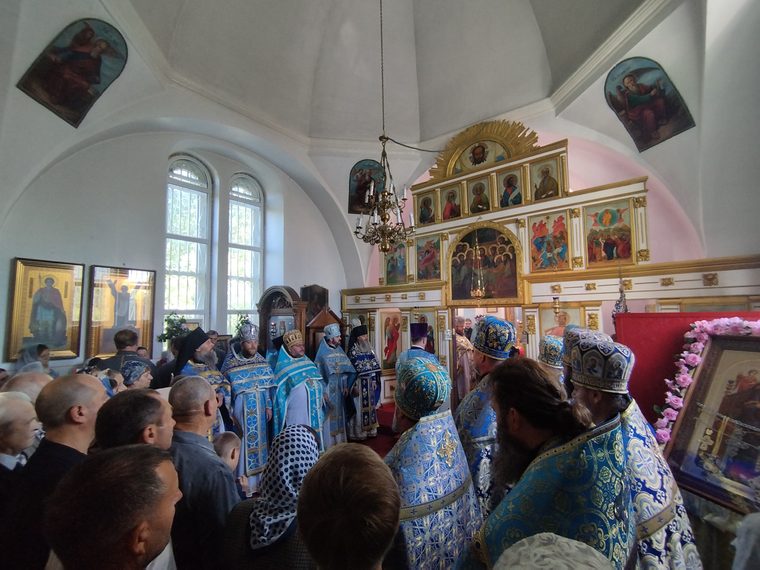 Biserica plină; soborul în veșminte albastre