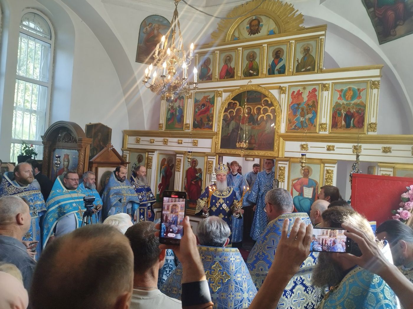 Slujba în fața iconostasului
