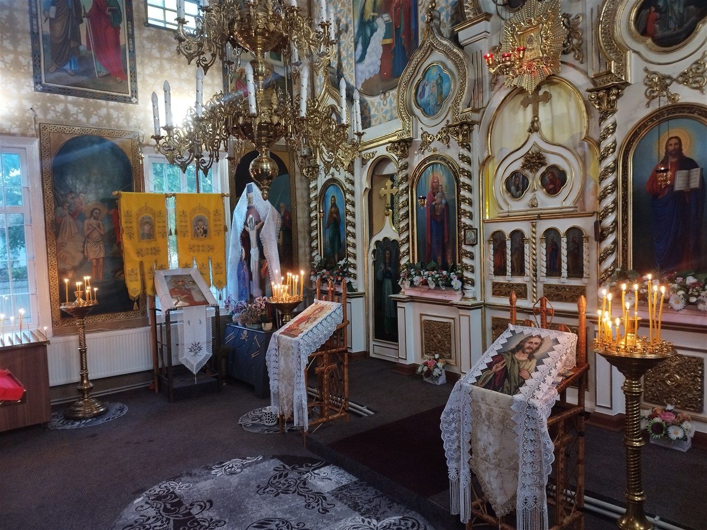 Sfeșnicele, aprinse înaintea Liturghiei