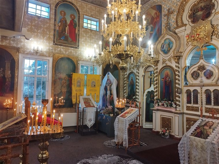 Candelabrul, aprins pentru Sfânta Liturghie