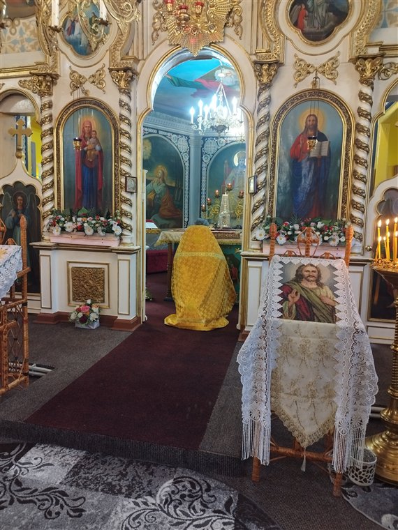 Părintele, înaintea ușilor împărătești