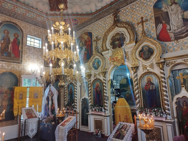 Naosul, în timpul Sfintei Liturghii