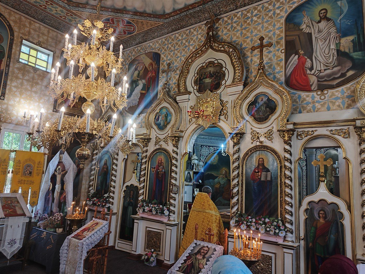 Lumina dimineții, prin ferestrele bisericii