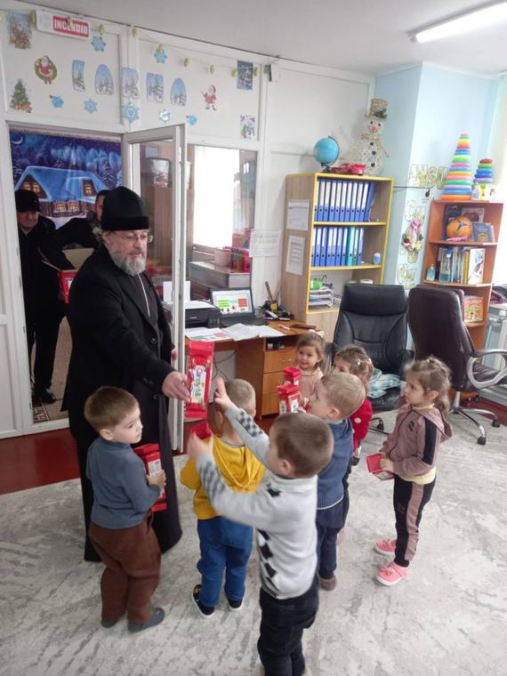 Părintele împarte darurile