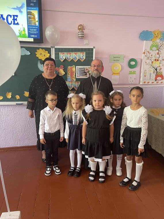Doamna directoare Svetlana Turoc și părintele, cu bobocii de clasa întâi
