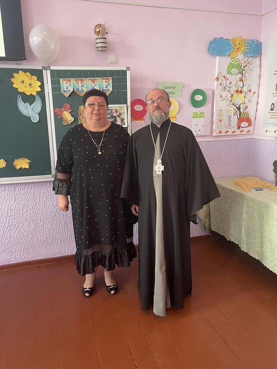 Doamna directoare Svetlana Turoc și părintele Valerii Kuciurean