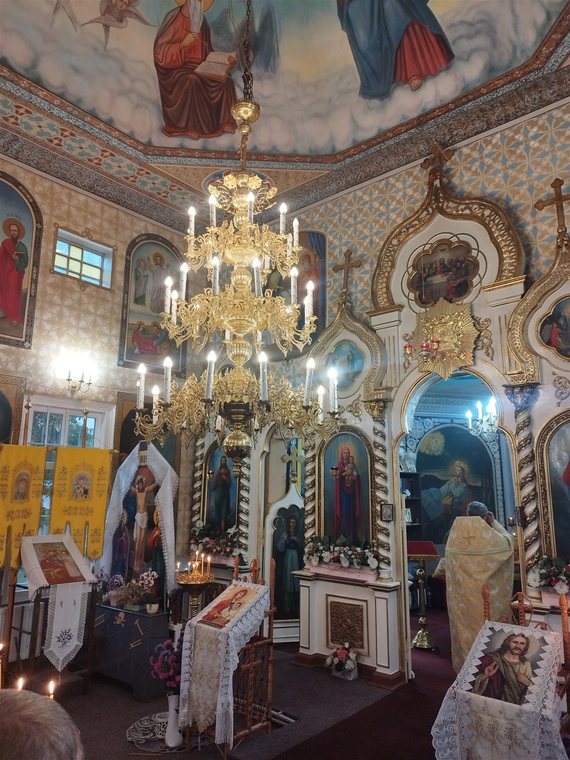 Iconostasul și bolta pictată, de la mijlocul bisericii