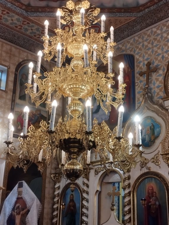 Policandrul, aprins pentru Sfânta Liturghie