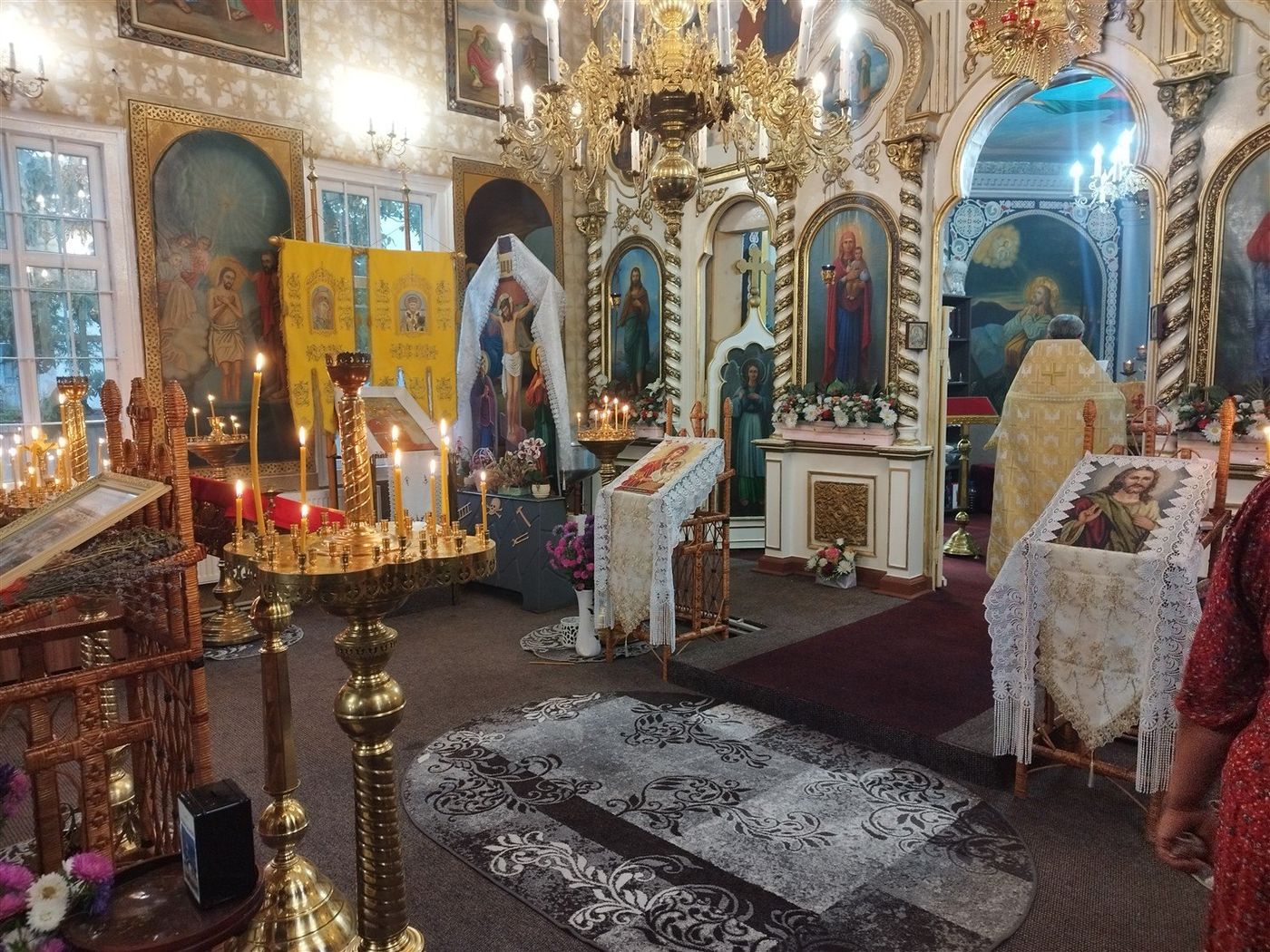Sfeșnicele și analogul, în fața iconostasului