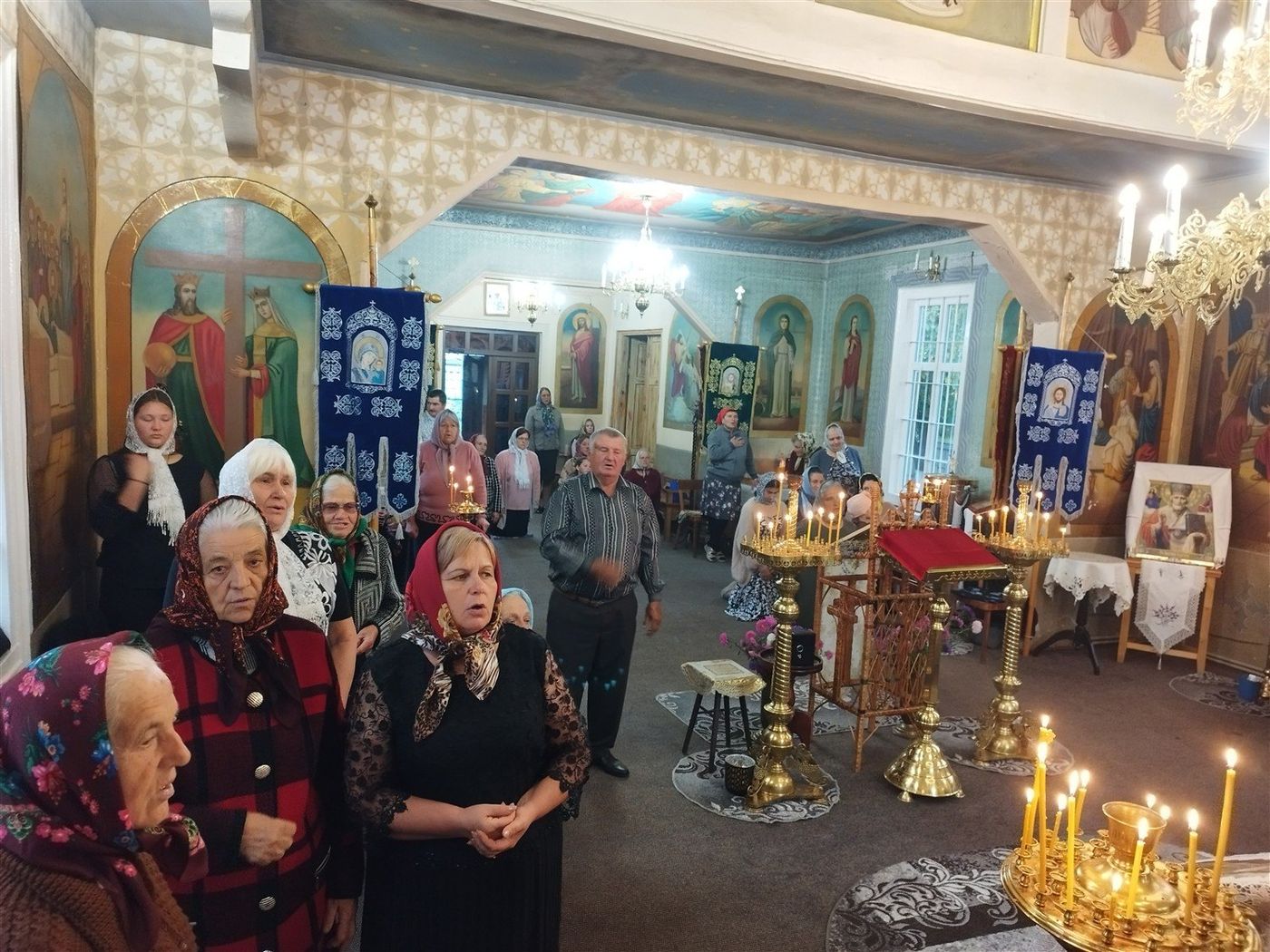 Credincioșii, între prapuri, la Sfânta Liturghie