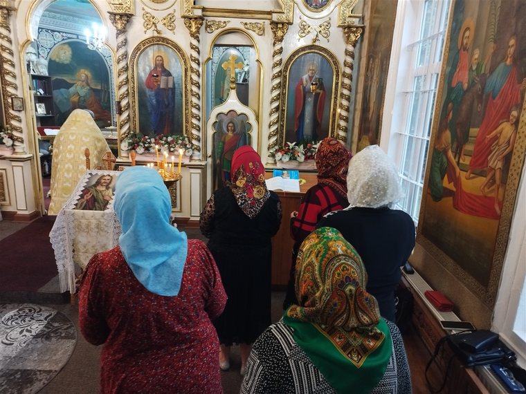 La strană, cu cartea deschisă la rânduiala zilei
