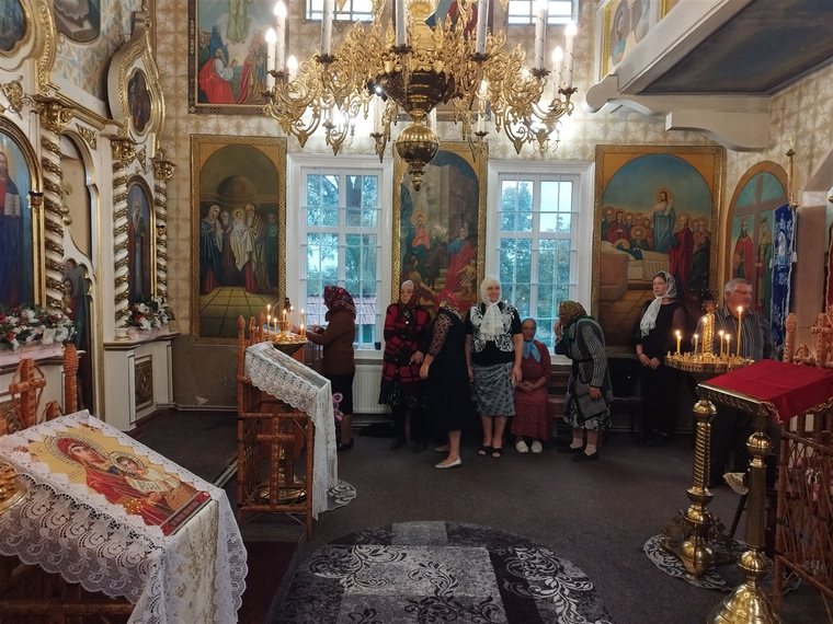 În naos, lângă sfeșnicul cu lumânări