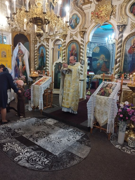 Sfântul Potir, scos în fața ușilor împărătești
