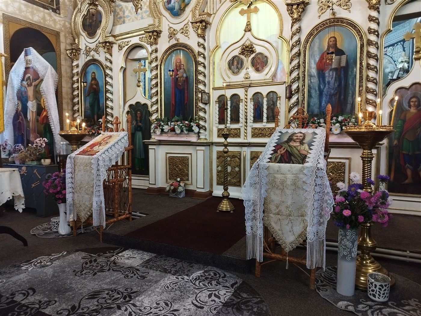 Mijlocul bisericii, cu analogul și florile