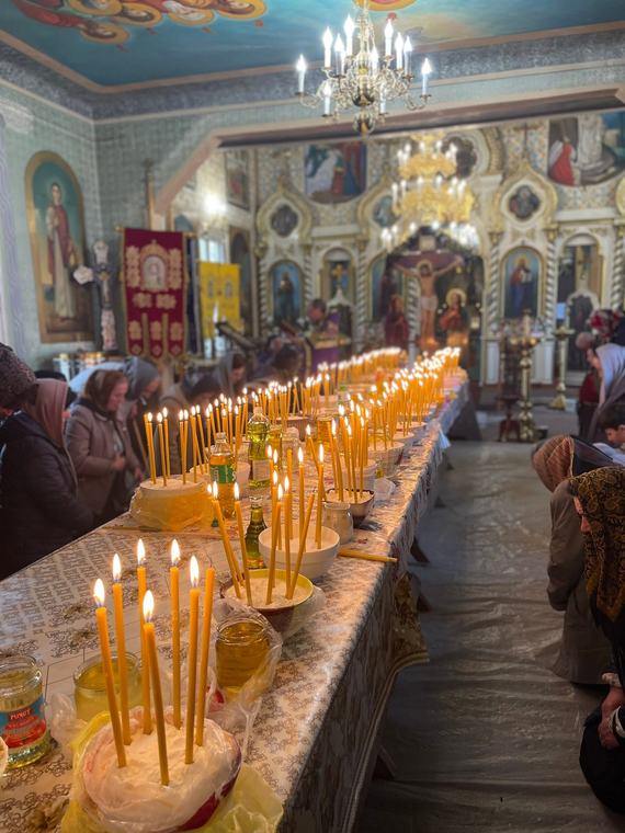 Credincioșii, de o parte și de alta a mesei