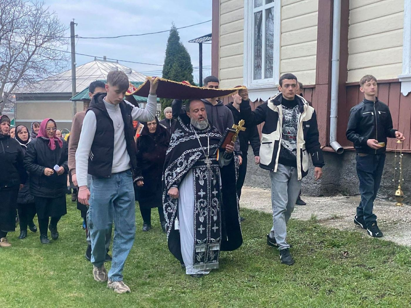 Tinerii satului poartă Epitaful
