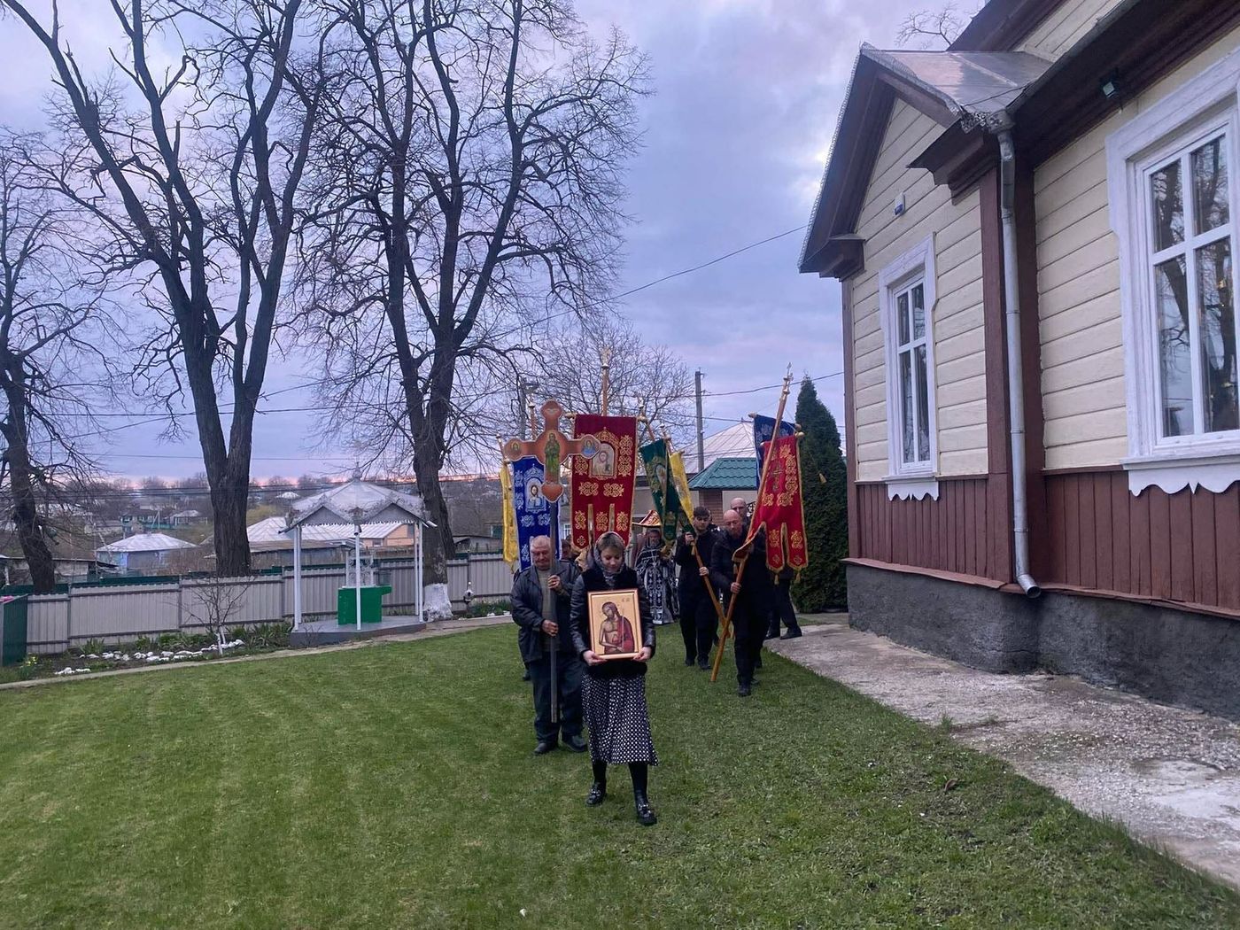 Procesiunea, pe lângă zidul bisericii