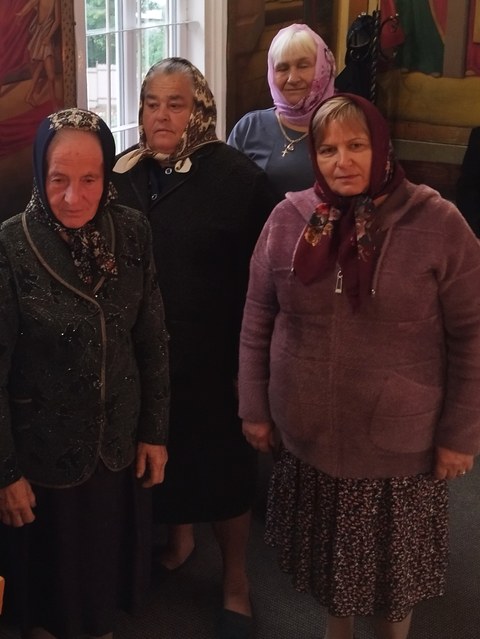 Patru femei din corul bisericii din Sauca, la strană, în timpul Liturghiei