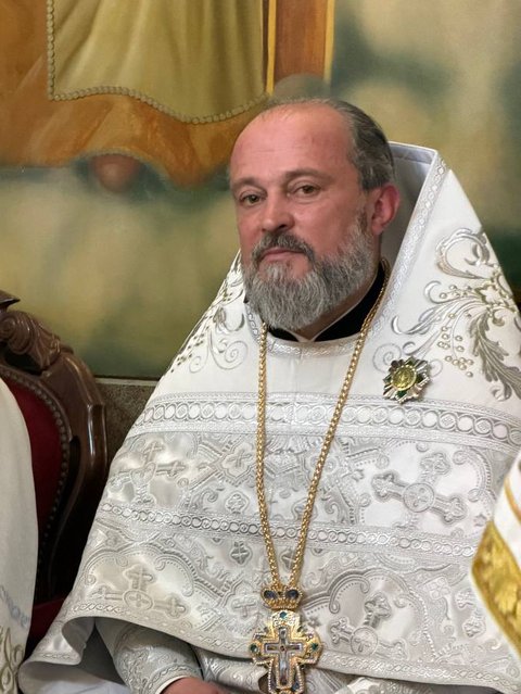 Protoiereul Valerii Kuciurean, parohul bisericii din Sauca, in vesminte albe